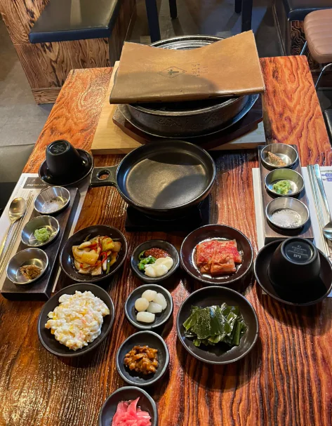 석쇠를 덮어 둔 테이블과 기본 찬 상차림